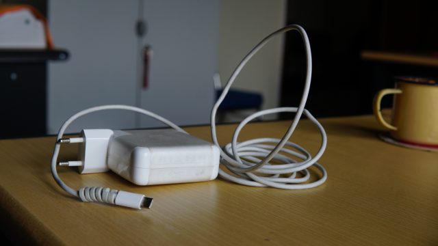 cargador de apple-macbook - MacBook sobrecalentamiento macOS Monterey